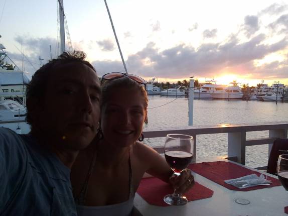 Brindando o pôr-do-sol com vinho - Turks e Caicos